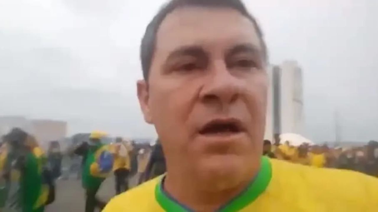 Adriano Camargo Testoni de camisa verde e amarela, falando para a câmera