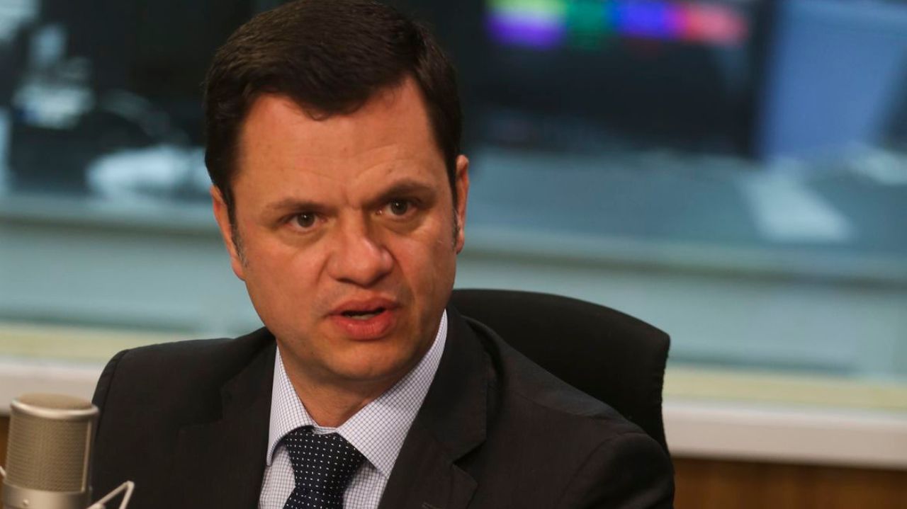 Anderson Torres de terno e gravata, falando e olhando para o lado