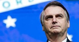 Jair Bolsonaro olhando para frente com expressão séria