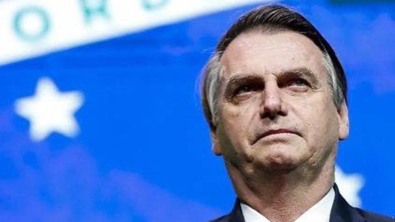 Jair Bolsonaro olhando para frente com expressão séria