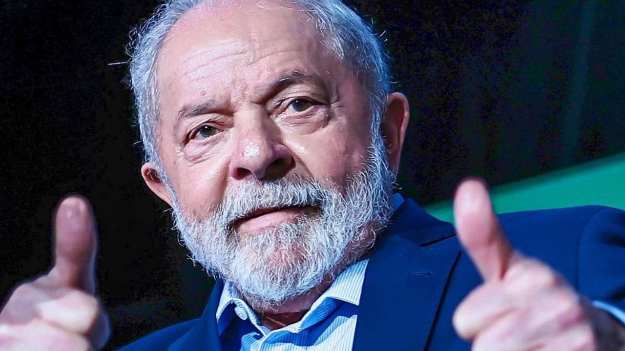 Lula fazendo sinal de "jóia" com as duas mãos