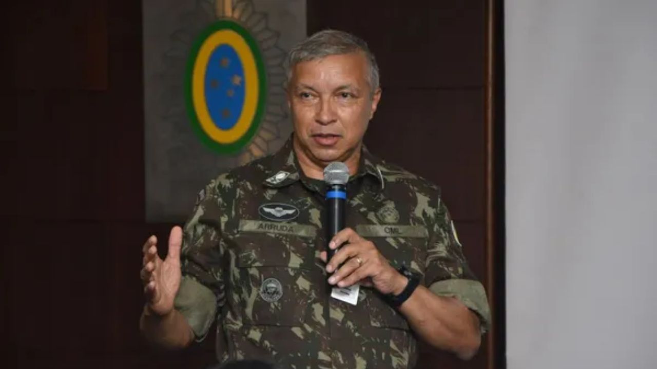 Júlio César de Arruda fardado, falando e gesticulando