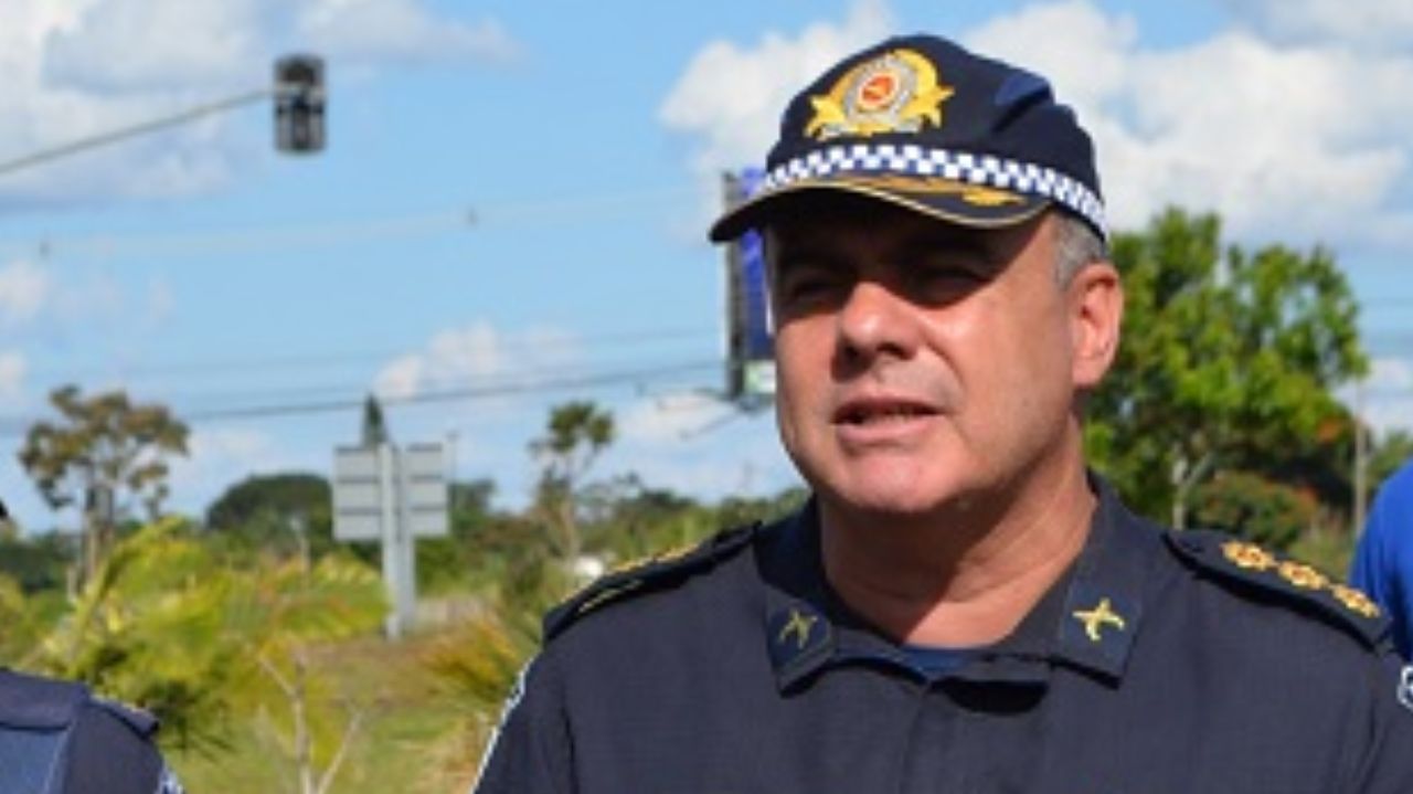 Jorge Eduardo Naime fardado, olhando para a frente e falando