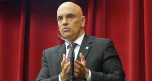 Alexandre de Moraes falando em microfone e gesticulando