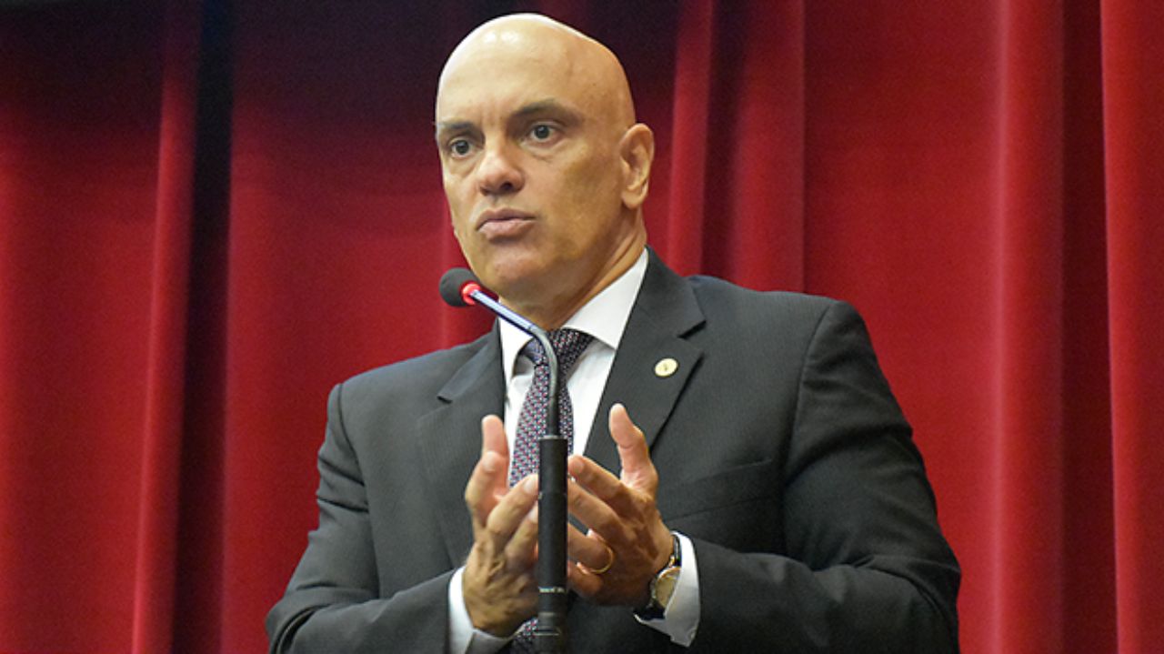 Alexandre de Moraes falando em microfone e gesticulando