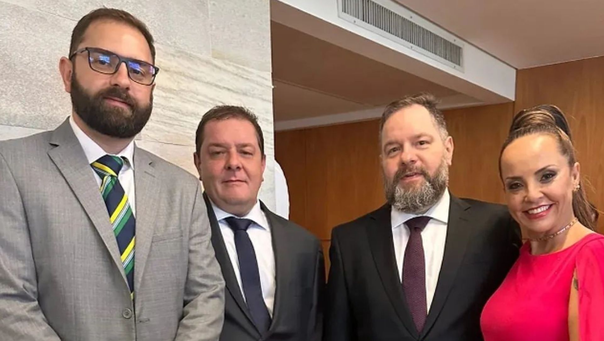 Luis Claudio, com a gravata do pai, e seus irmãos: Fabio Luis, Sandro e Lurian