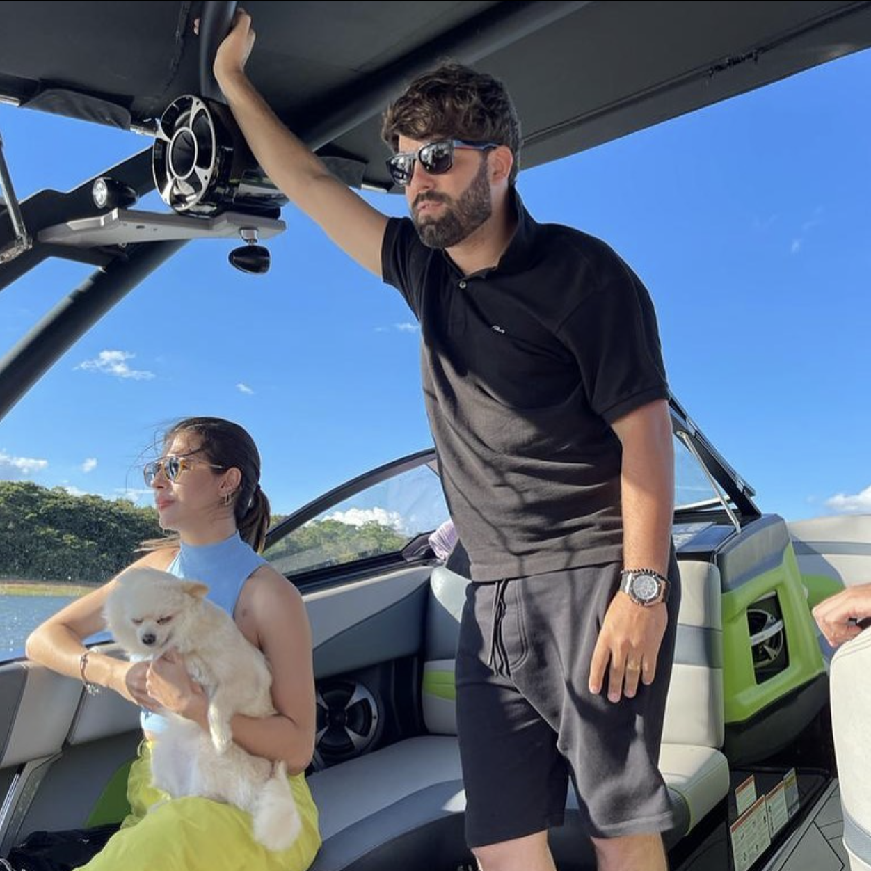 Esdras ostentando nas redes sociais: alegação de "probreza" em processo