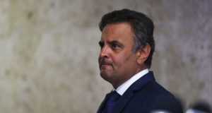 Aécio Neves de perfil, com cara de preocupação