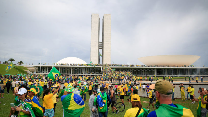 Panel legislativo pide acusar a Bolsonaro de golpe por asonada en Brasilia