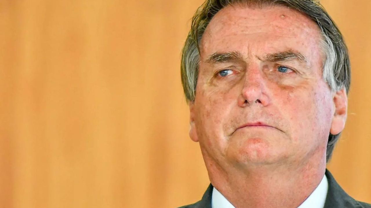 Jair Bolsonaro com expressão séria