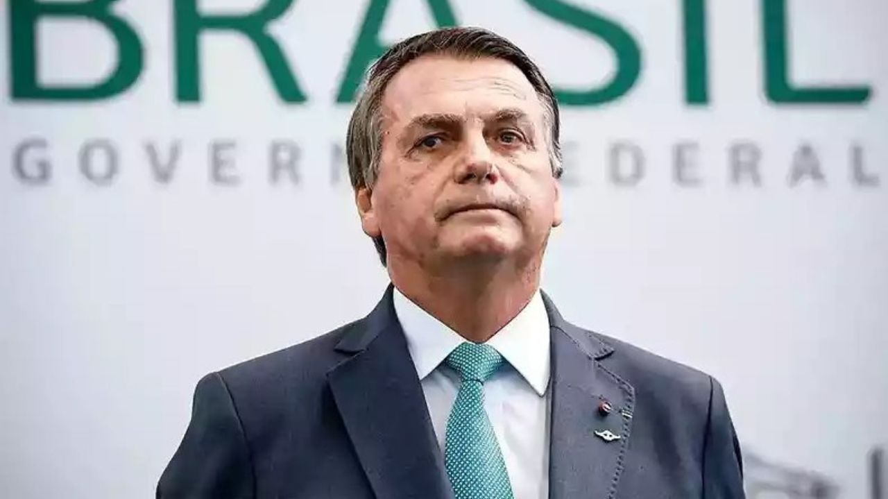 Jair Bolsonaro com expressão séria, de terno e gravata
