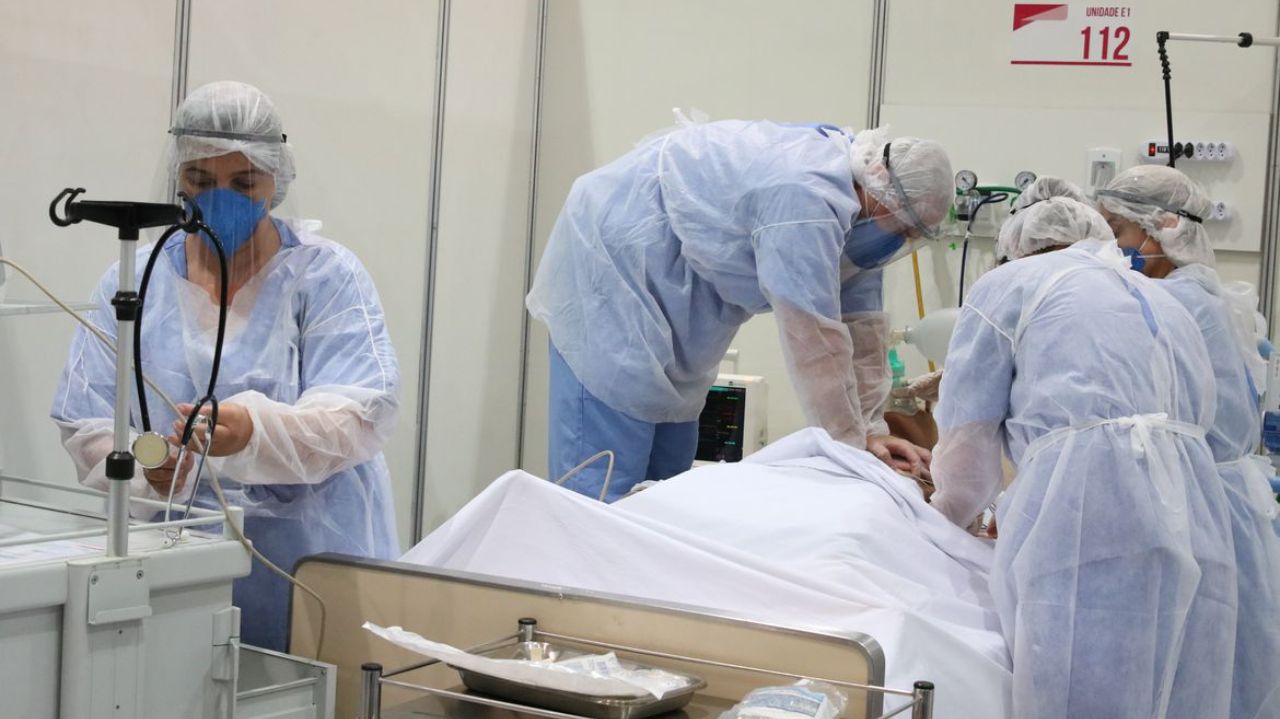Profissionais da saúde trabalhando em hospital
