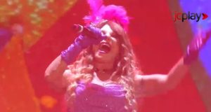 Elba Ramalho de roupa rosa cantando em microfone