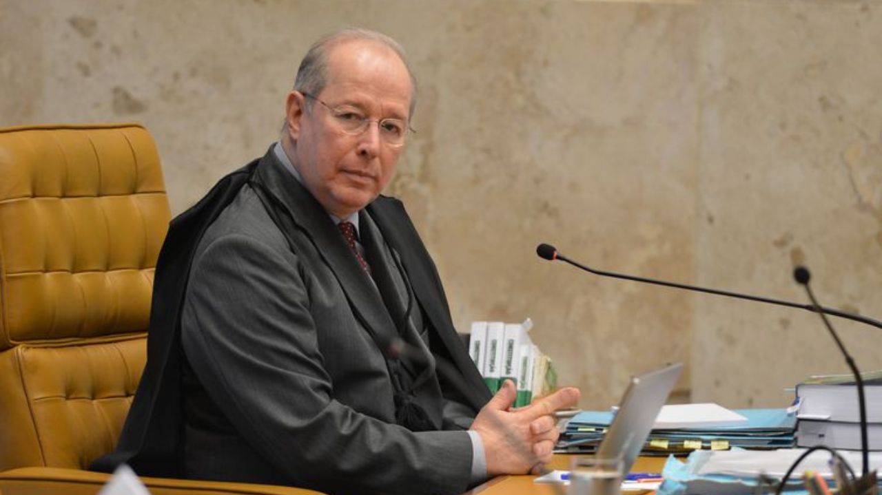 Celso de Mello olhando para o lado com expressão séria