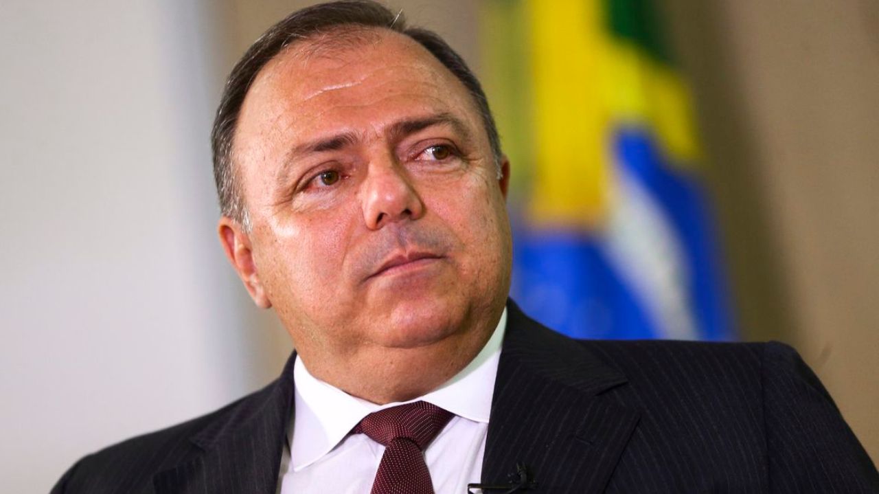 Eduardo Pazuello de terno e gravata, olhando para o lado