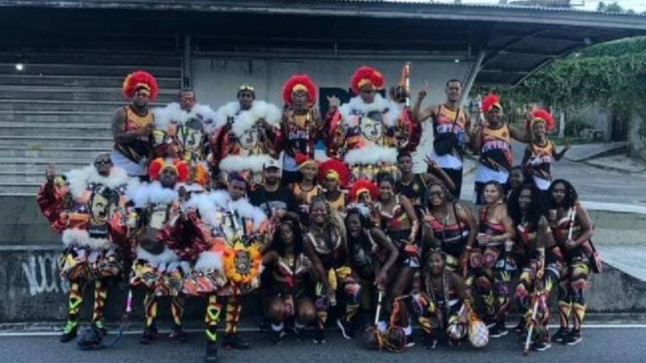 Grupo de foliões com fantasia de Hitler