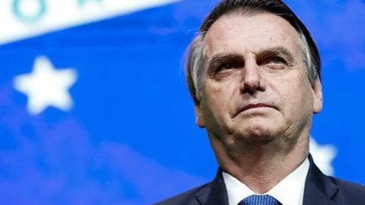Jair Bolsonaro olhando para a frente com expressão séria