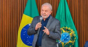 Lula falando em microfone