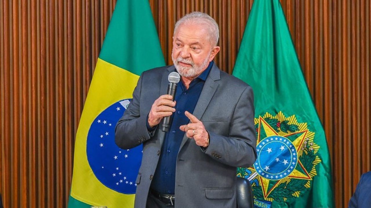 Lula falando em microfone