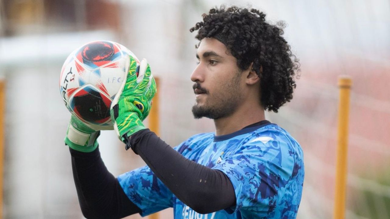 Jian Kayo de perfil, segurando bola de futebol