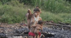 Indígena Yanomami com bebês