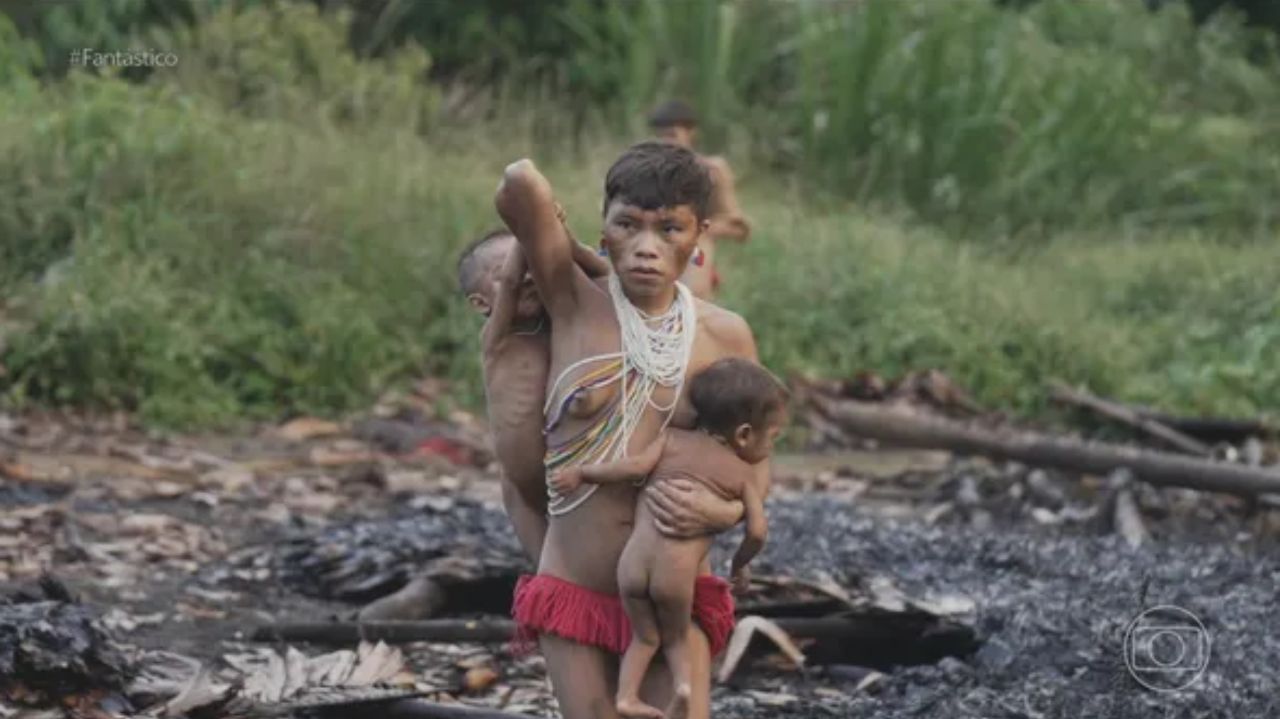 Indígena Yanomami com bebês