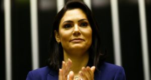 Michelle Bolsonaro batendo palmas
