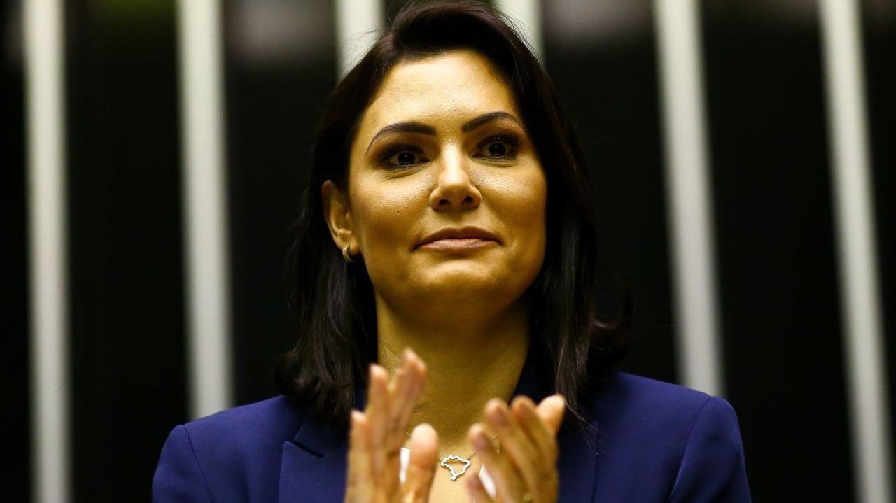 Michelle Bolsonaro batendo palmas