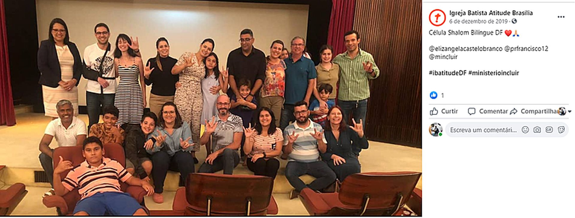 A sala de cinema do Palácio do Alvorada, com Michelle Bolsonaro ao centro: agremiação identifica local como "Célula Shalom Bilíngue"