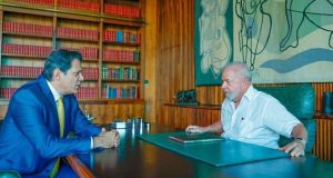 Fernando Haddad e Lula conversando em reunião
