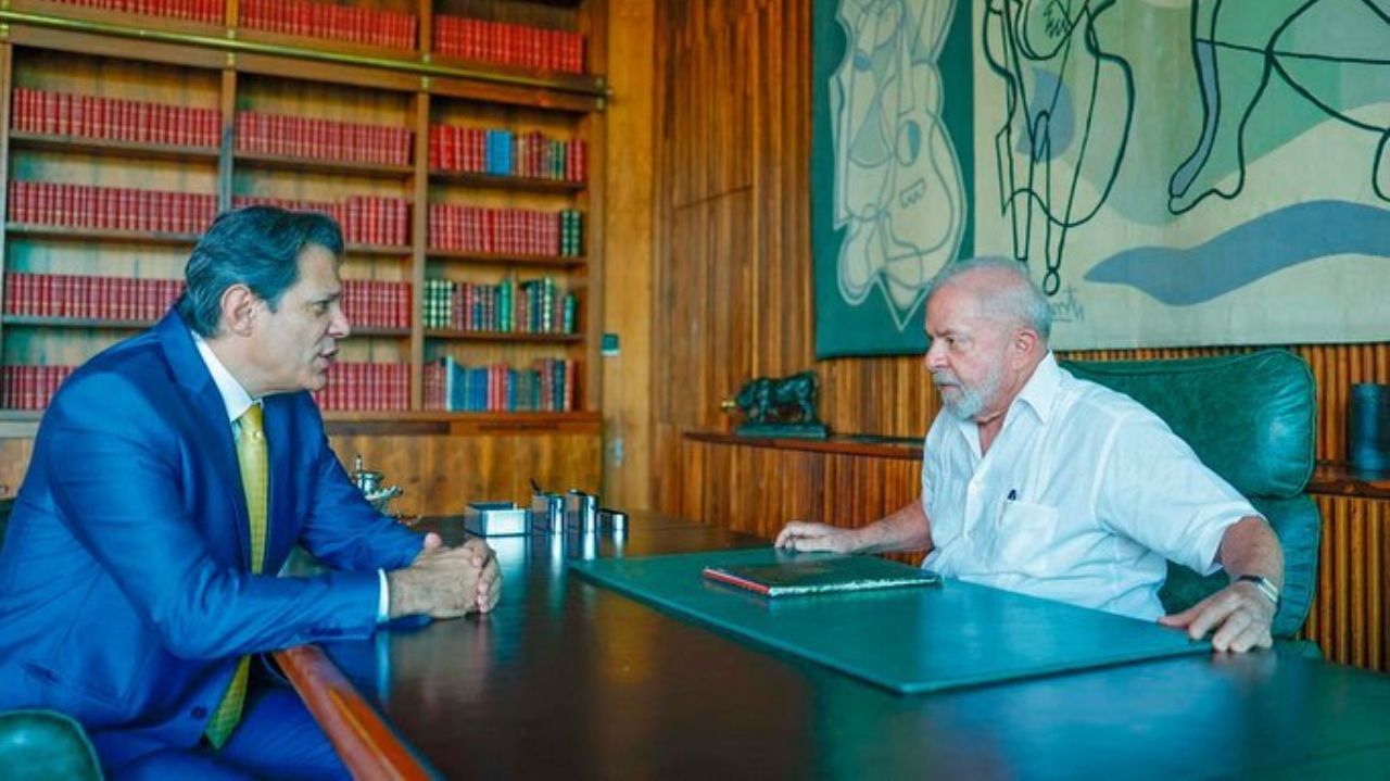 Fernando Haddad e Lula conversando em reunião