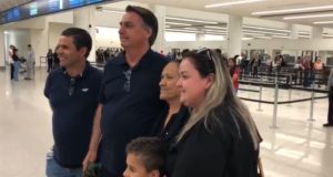 Bolsonaro posando para foto com apoiadores