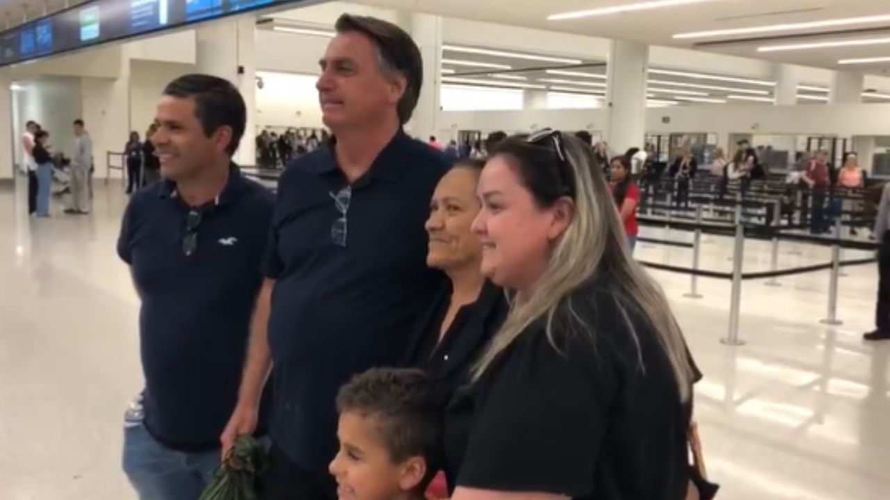 Bolsonaro posando para foto com apoiadores