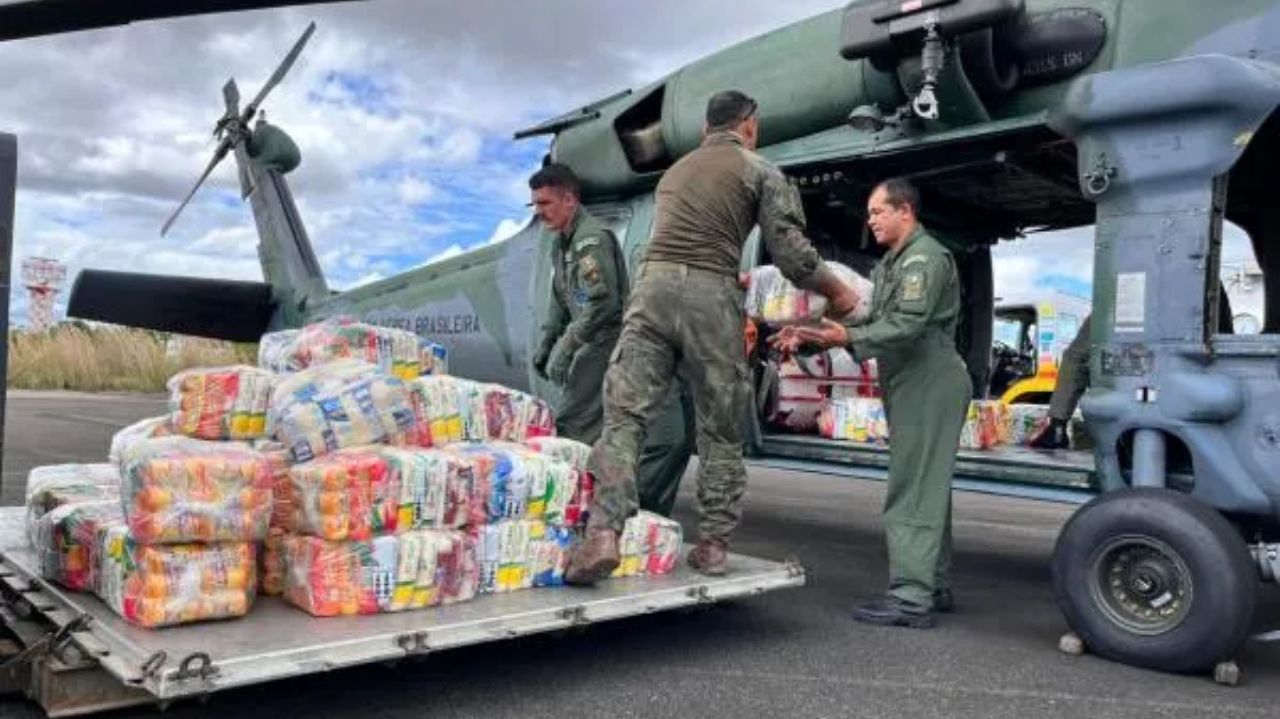 FAB transportando alimentos em helicóptero