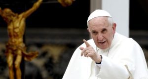 Papa Francisco falando e apontando para a frente