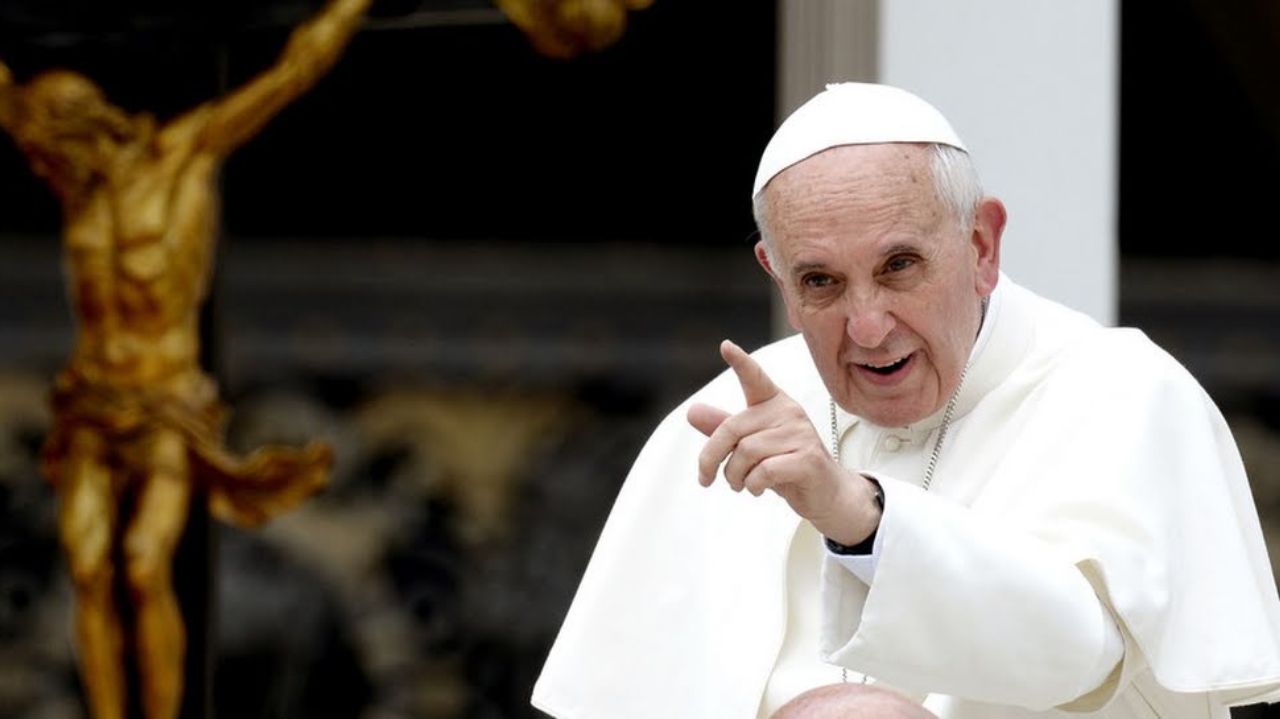 Papa Francisco falando e apontando para a frente