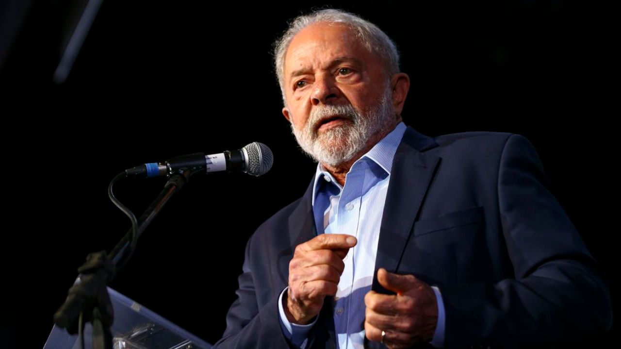 Lula falando e gesticulando