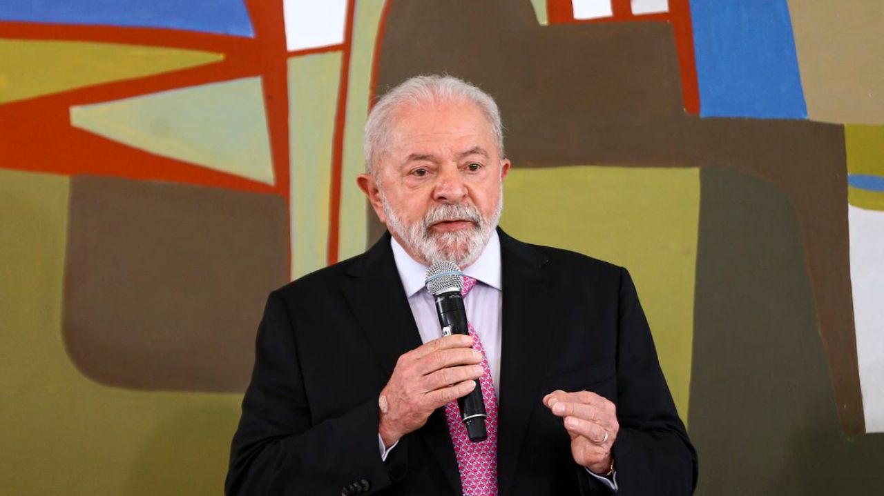 Lula falando em microfone e gesticulando