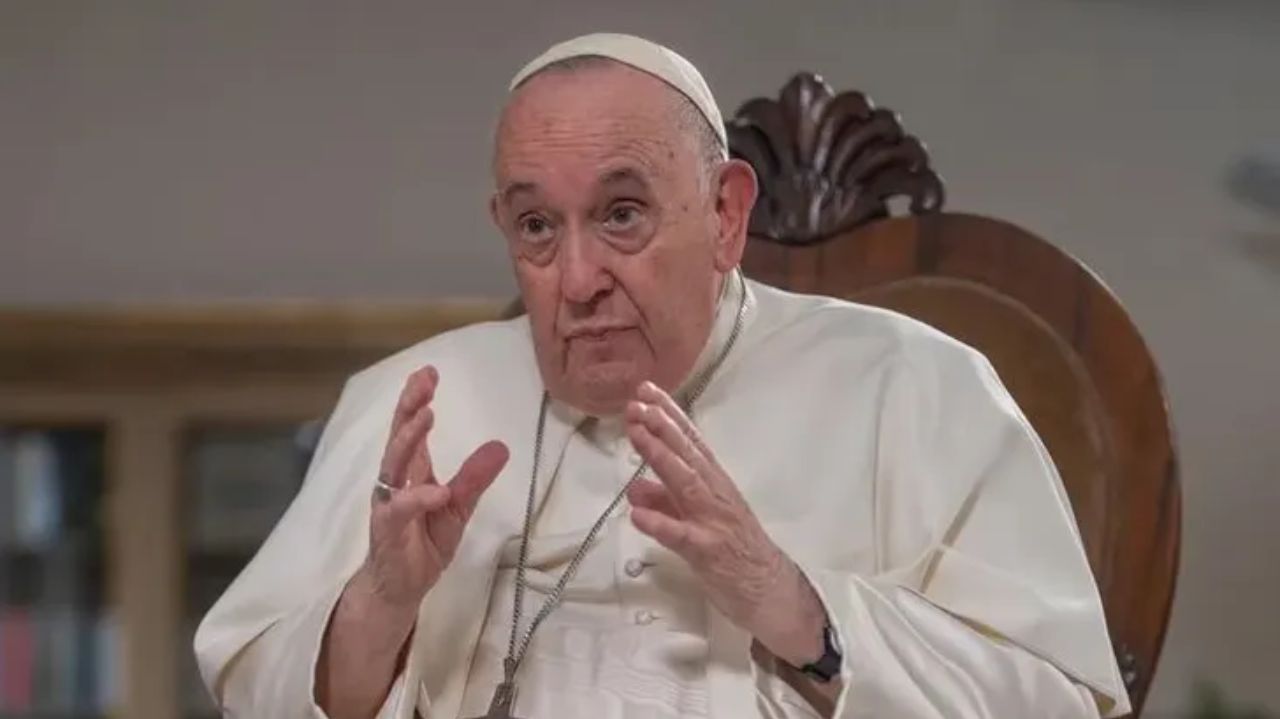 Papa Francisco falando e gesticulando