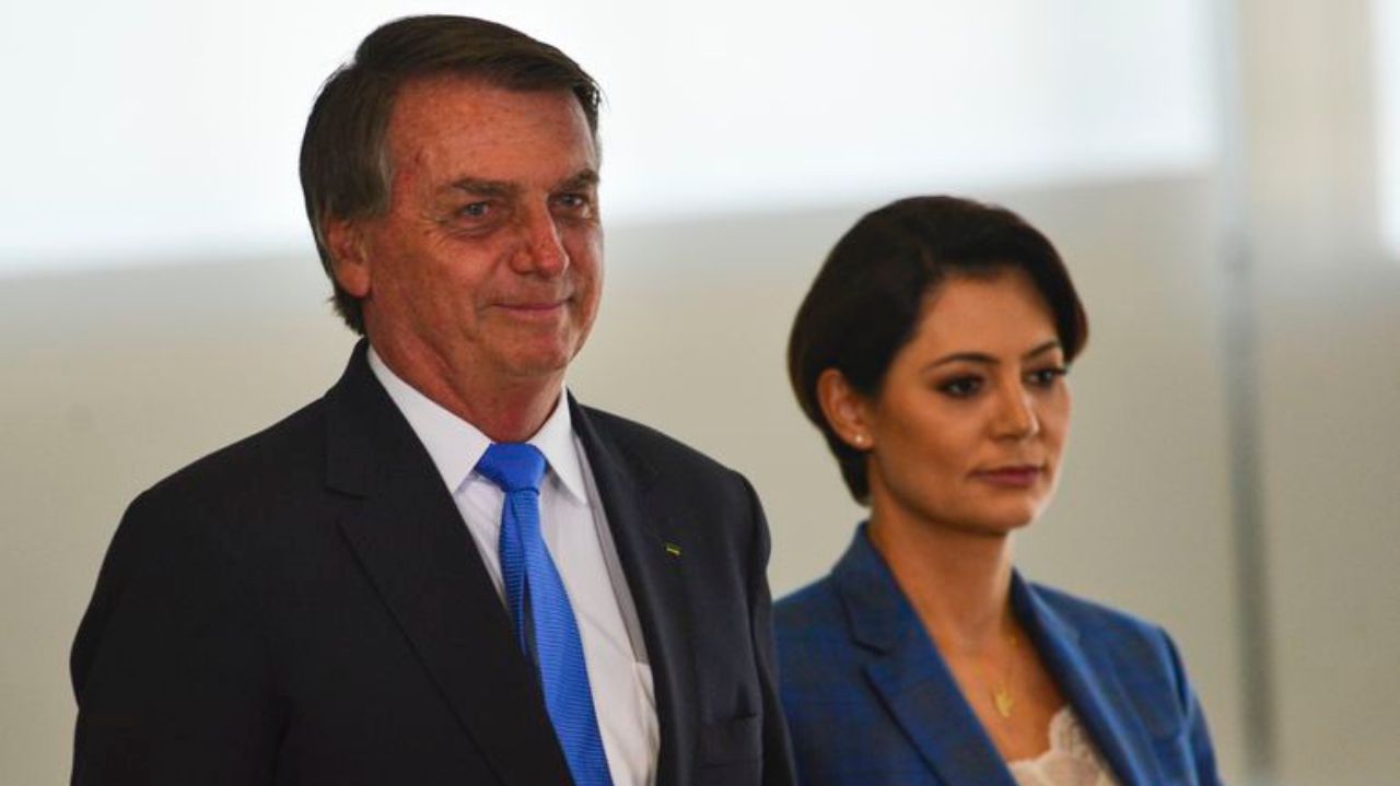 Jair e Michelle Bolsonaro olhando para frente e lado a lado