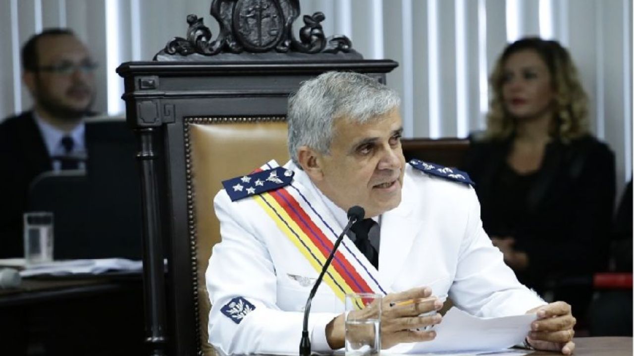 Francisco Joseli Parente Camelo falando em microfone e olhando para o lado