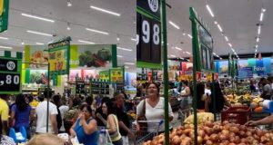 Clientes cantando louvor em supermercado