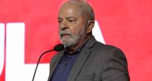Lula de terno cinza e com expressão confusa