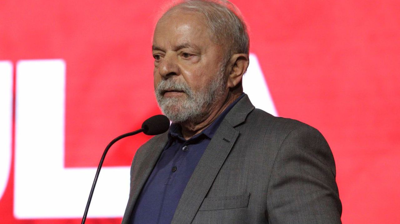 Lula de terno cinza e com expressão confusa