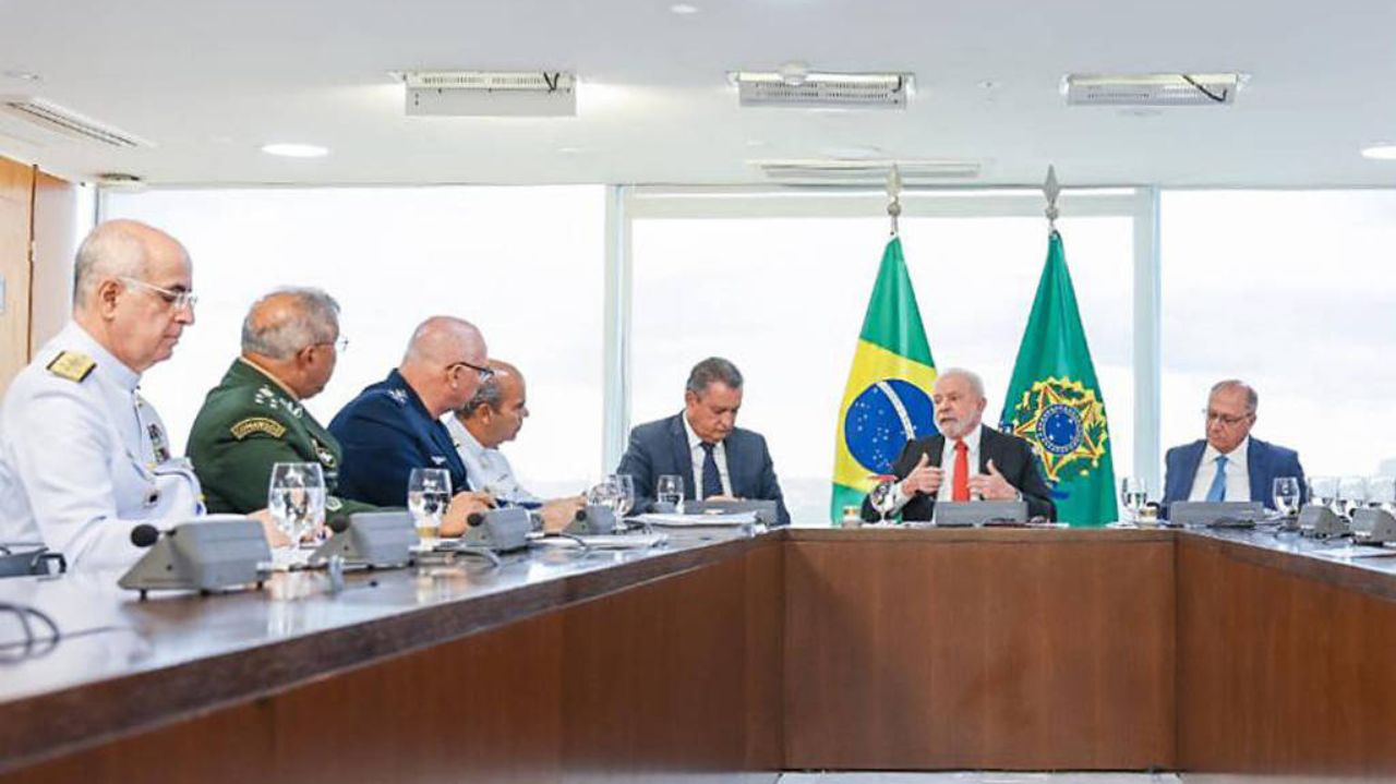 Lula em reunião com cúpulas das Forças Armadas