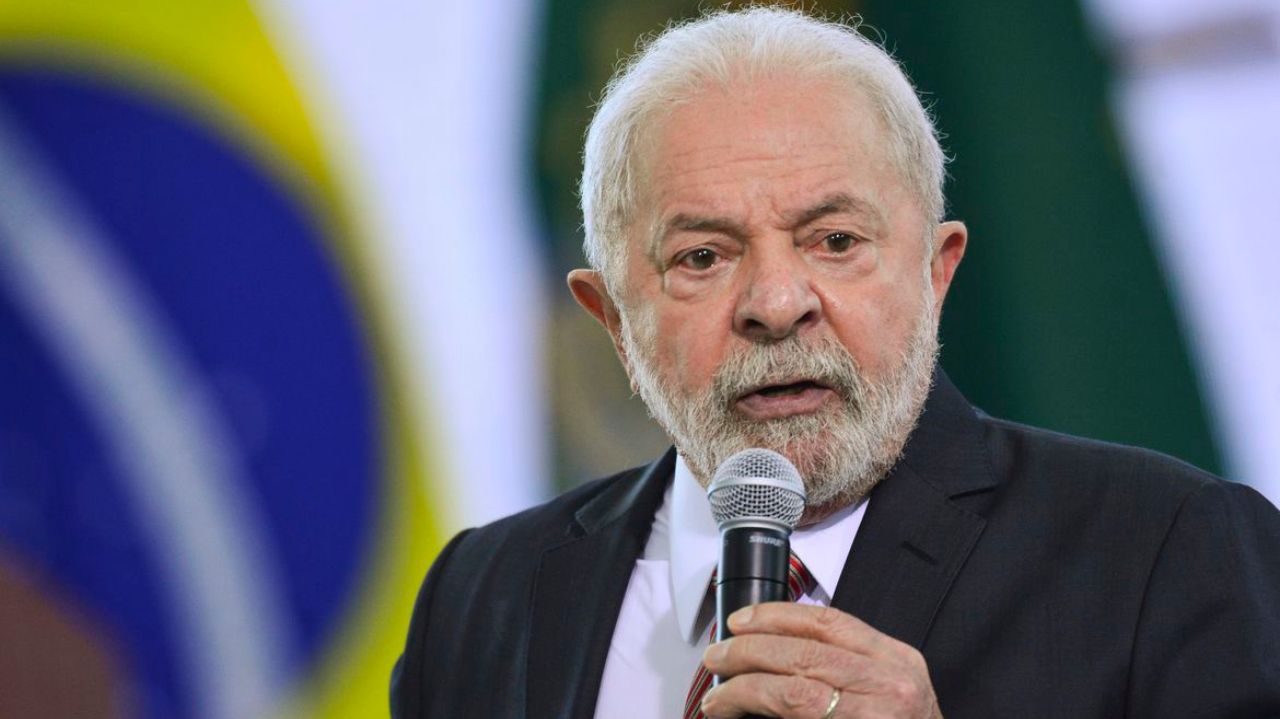 Lula falando com expressão brava