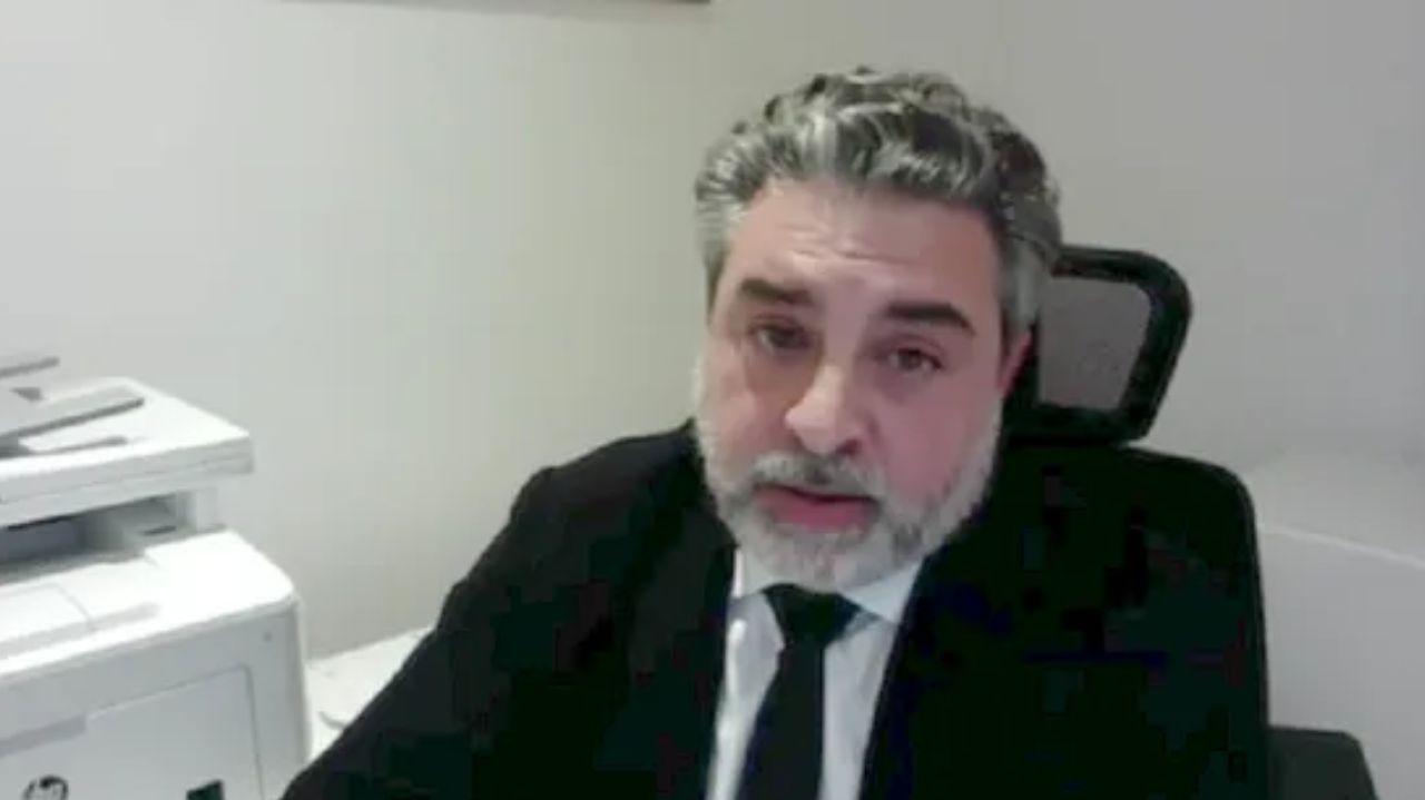 Rodrigo Tacla Duran de terno e gravata, olhando para a câmera