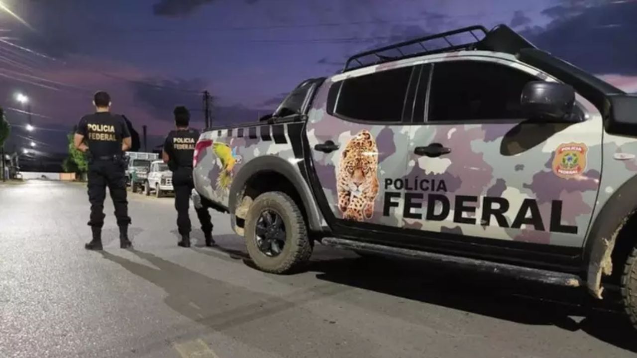 Agentes e carros da Polícia Federal