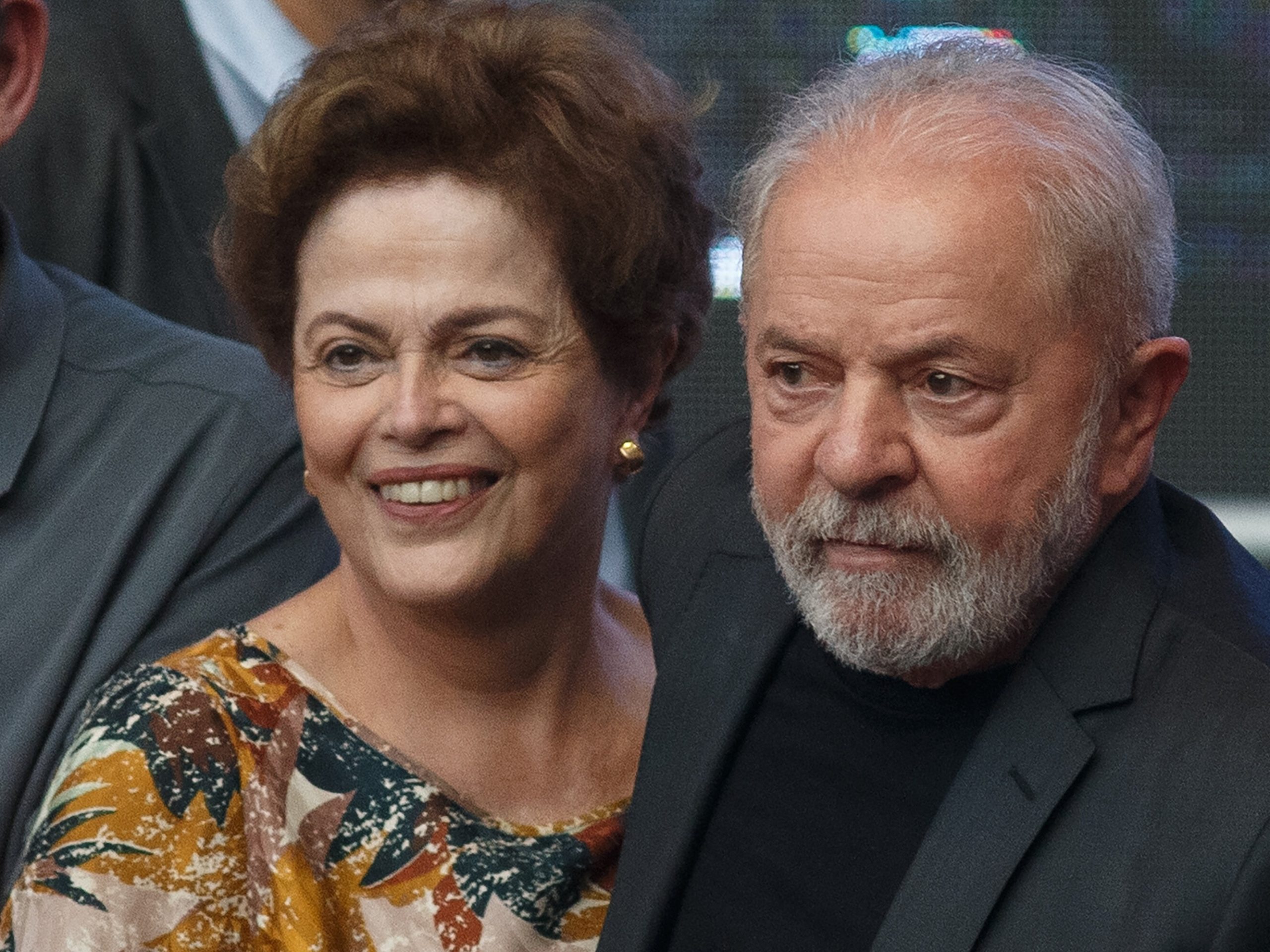 Lula e Dilma lado a lado, ele sério e ela sorrindo