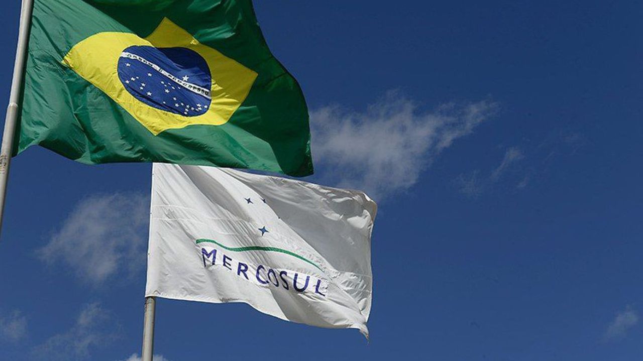 Bandeiras do Brasil e do Mercosul